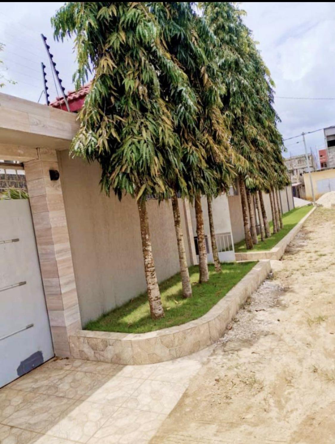 Vente d'une Maison / Villa de 8 pièce(s) à 5.500.000.000 FCFA : Abidjan-Cocody-Angré (Angre )