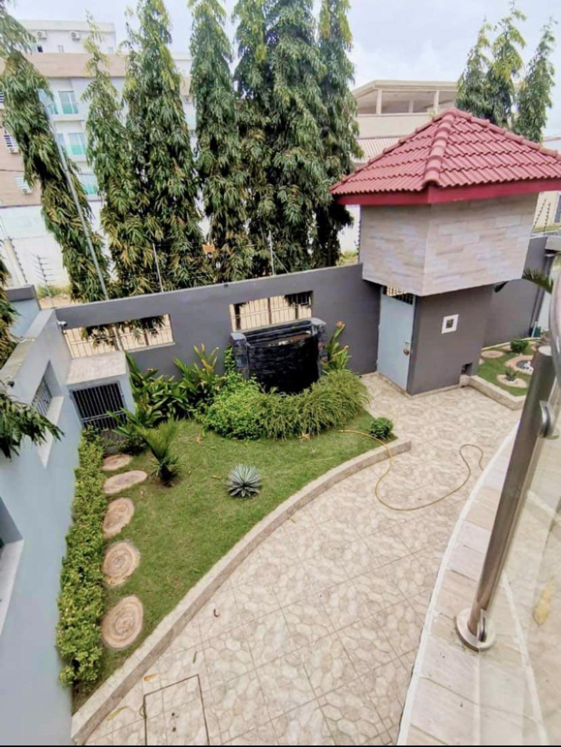 Vente d'une Maison / Villa de 8 pièce(s) à 5.500.000.000 FCFA : Abidjan-Cocody-Angré (Angre chu )