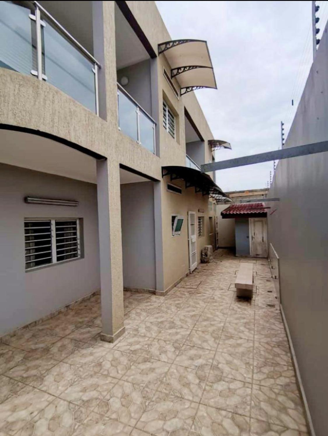 Vente d'une Maison / Villa de 8 pièce(s) à 5.500.000.000 FCFA : Abidjan-Cocody-Angré (Angre chu )