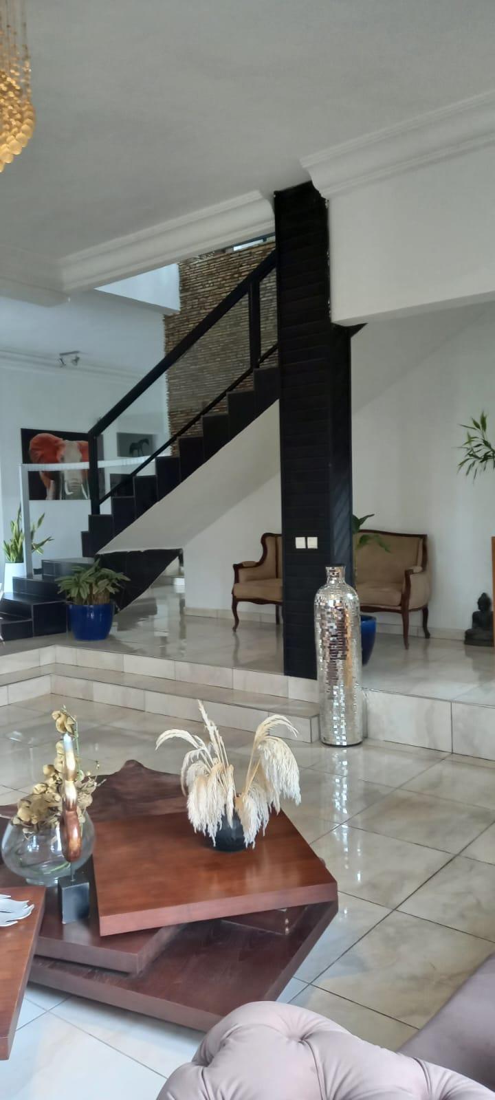 Vente d'une Maison / Villa de 6 pièce(s) à 575.000.000 FCFA : Abidjan-Cocody-Angré (Chu)
