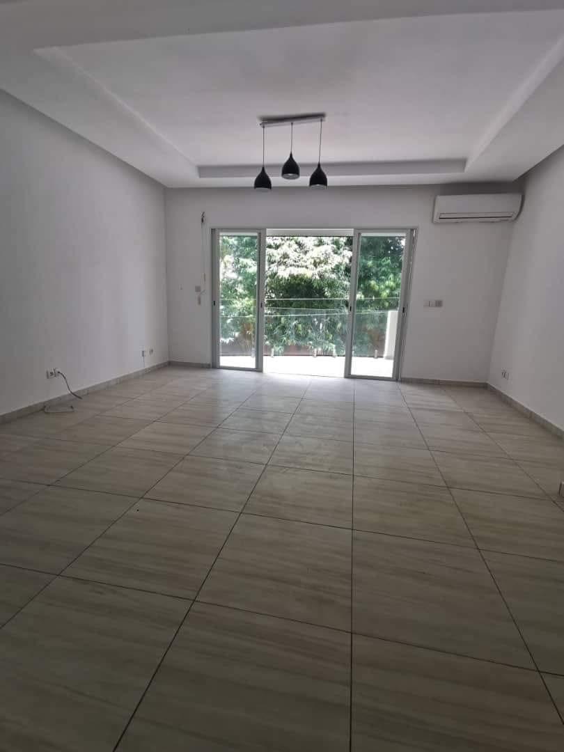 Location d'un Appartement de 4 pièce(s) : Abidjan-Cocody-Riviera ()