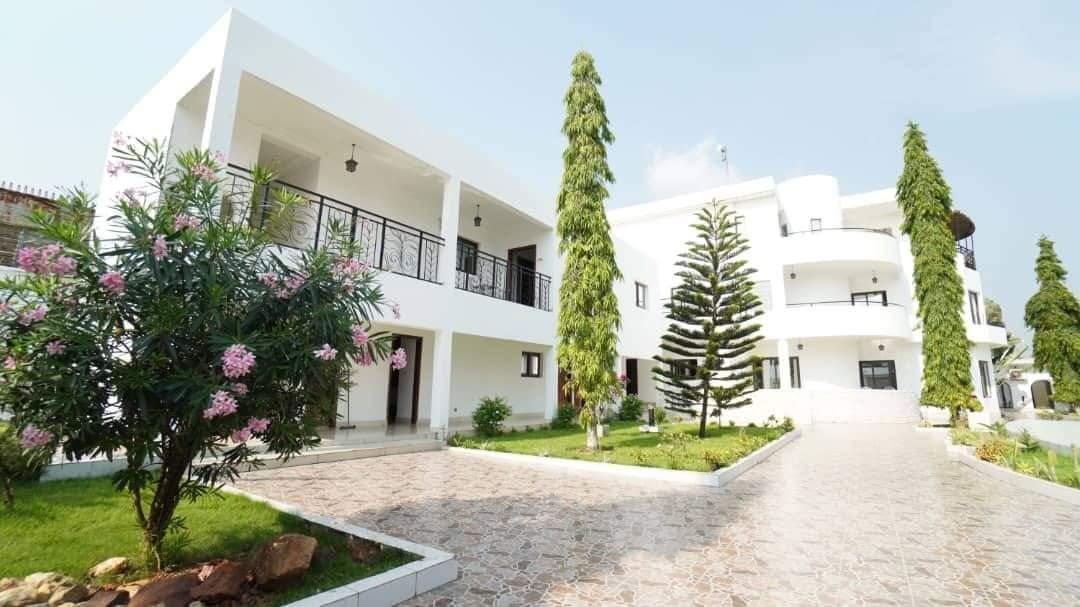 Location d'une Maison / Villa de 15 pièce(s) à 7.000.000 FCFA : Abidjan-Cocody-Riviera (Rivera 4)