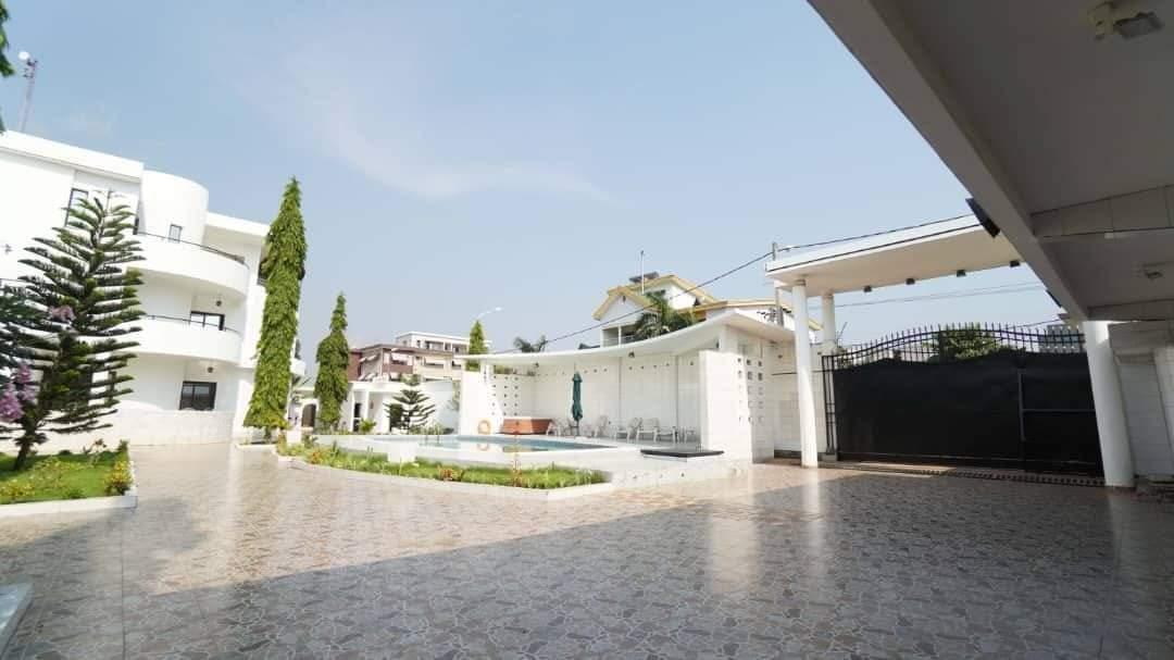 Location d'une Maison / Villa de 15 pièce(s) à 7.000.000 FCFA : Abidjan-Cocody-Riviera (Rivera 4)