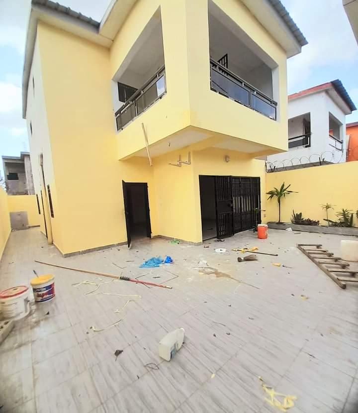 Vente d'une Maison / Villa de 5 pièce(s) à 90.000.000 FCFA : Abidjan-Cocody-Angré (Djorobite chu angre)