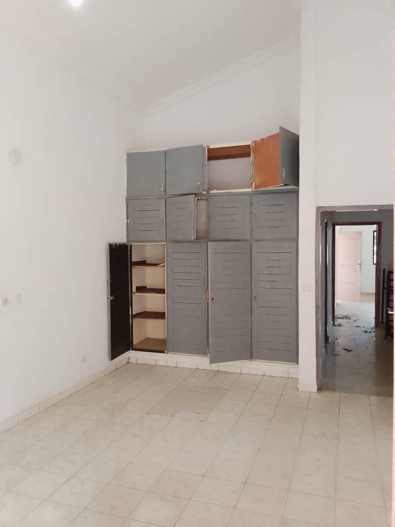 Vente d'une Maison / Villa de 7 pièce(s) à 120.000.000 FCFA : Abidjan-Cocody-Angré (COCODY)