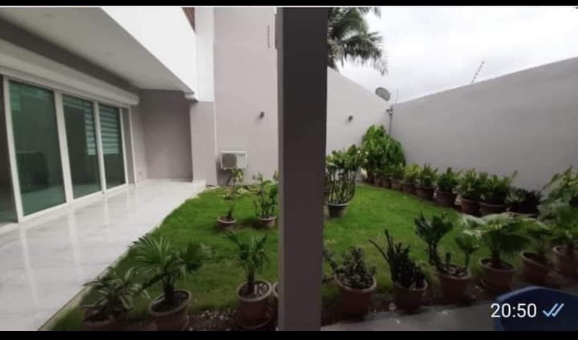 Vente d'une Maison / Villa de 8 pièce(s) à 28.000.000 FCFA : Abidjan-Cocody-2 Plateaux (Cocody )