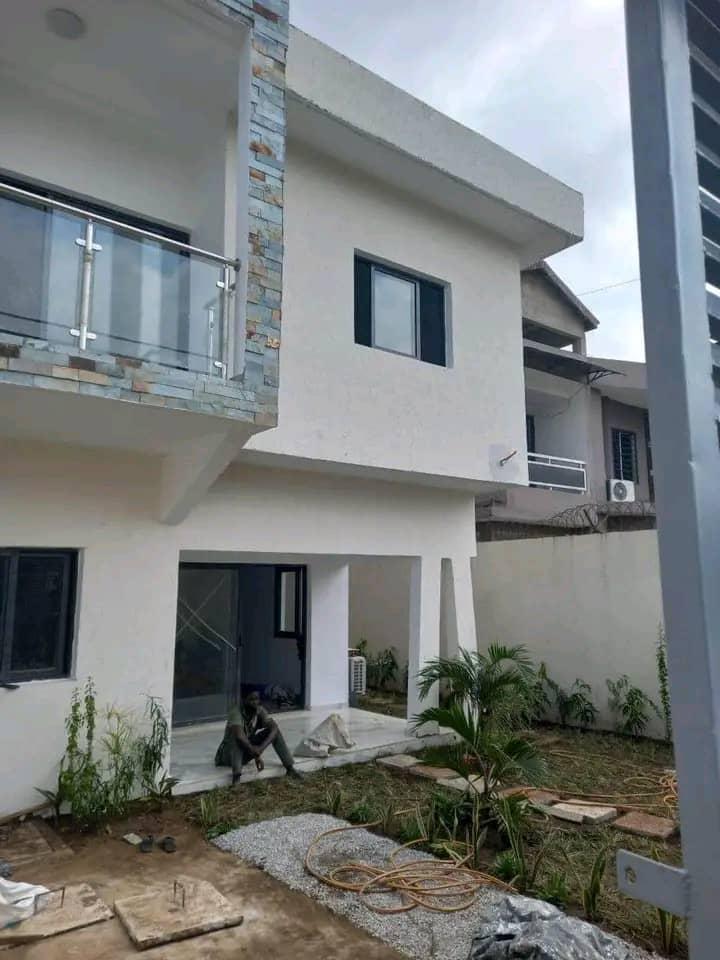 Vente d'une Maison / Villa de 7 pièce(s) à 220.000.000 FCFA : Abidjan-Cocody-Riviera (Palmaire )