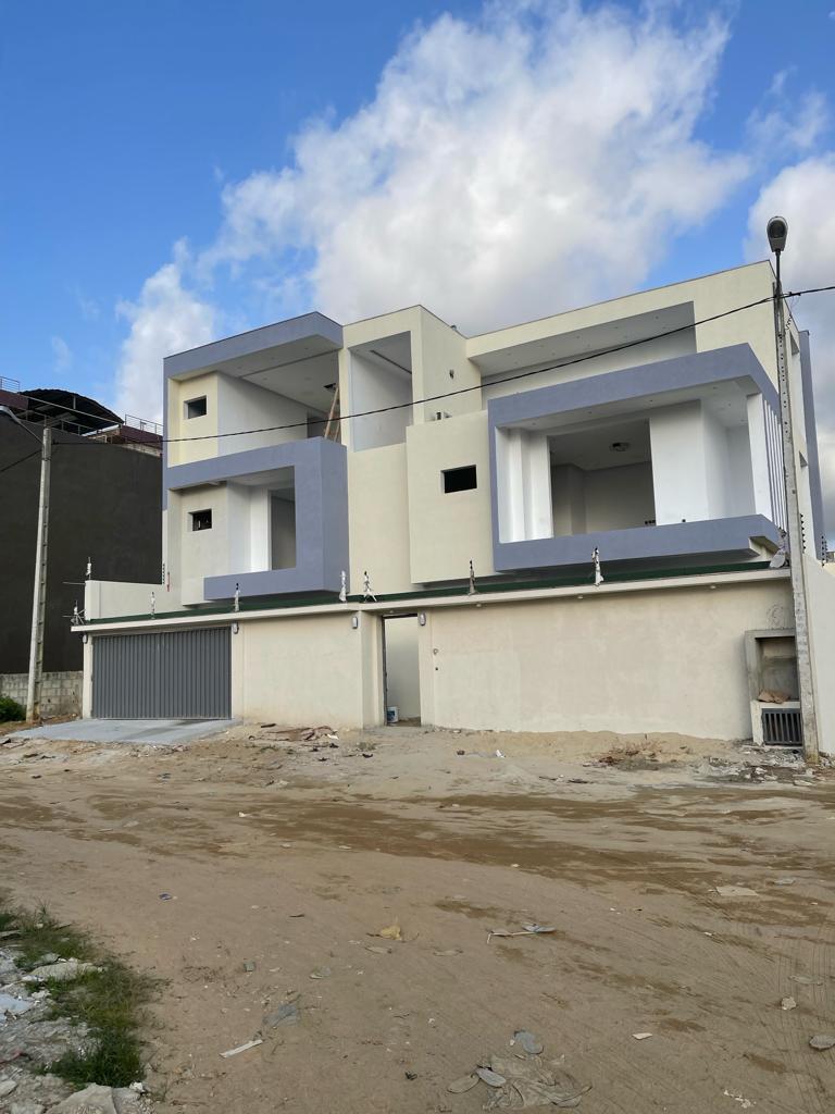 Vente d'une Maison / Villa de 9 pièce(s) à 230.000.000 FCFA : Abidjan-Cocody-Angré (Angre chu)