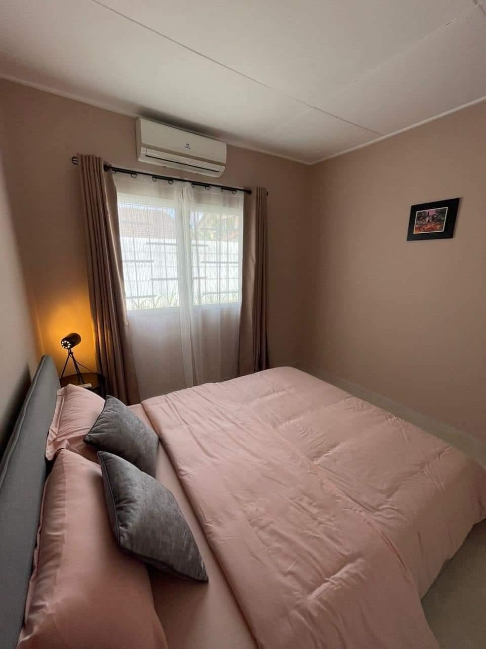 Location meublée d'une Maison / Villa de 4 pièce(s) à 150.000 FCFA : Abidjan-Cocody-Riviera (Cite synacaci)