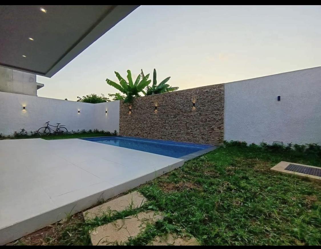 Vente d'une Maison / Villa de 7 pièce(s) à 300.000.000 FCFA : Abidjan-Cocody-Riviera (Abatta )