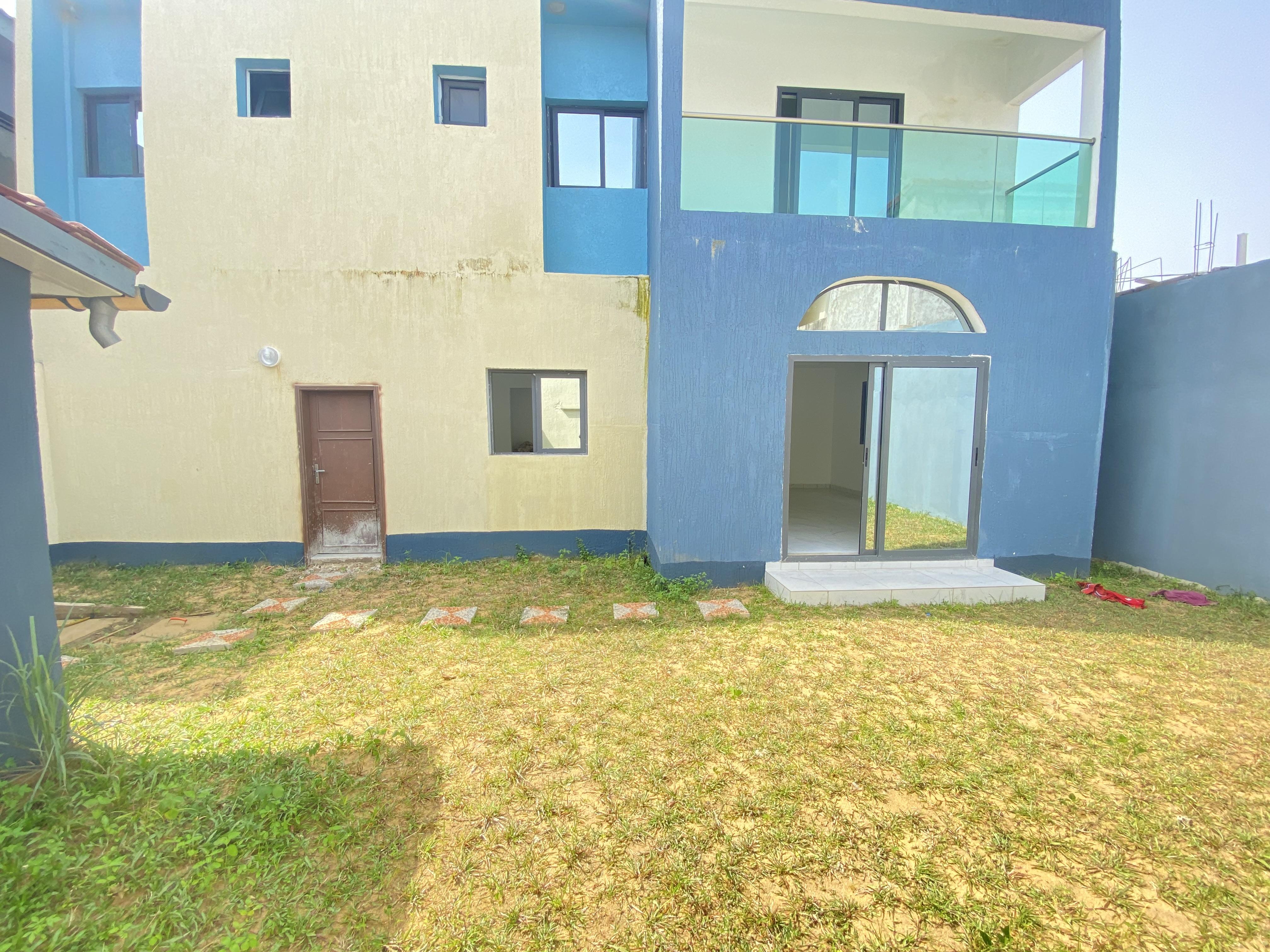 Location d'une Maison / Villa de 7 pièce(s) à 800.000 FCFA : Abidjan-Port-Bouet (GRAND-BASSAM)
