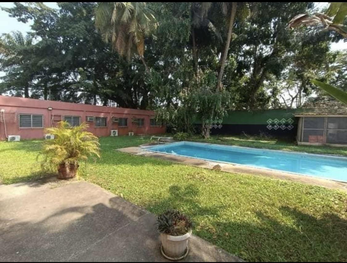 Vente d'une Maison / Villa de 18 pièce(s) à 980.000.000 FCFA : Abidjan-Cocody centre (Cocody )