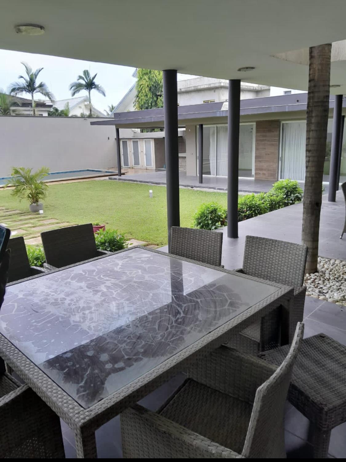 Vente d'une Maison / Villa de 7 pièce(s) à 2.000.000.000 FCFA : Abidjan-Cocody-Riviera (Rivera golf 4)