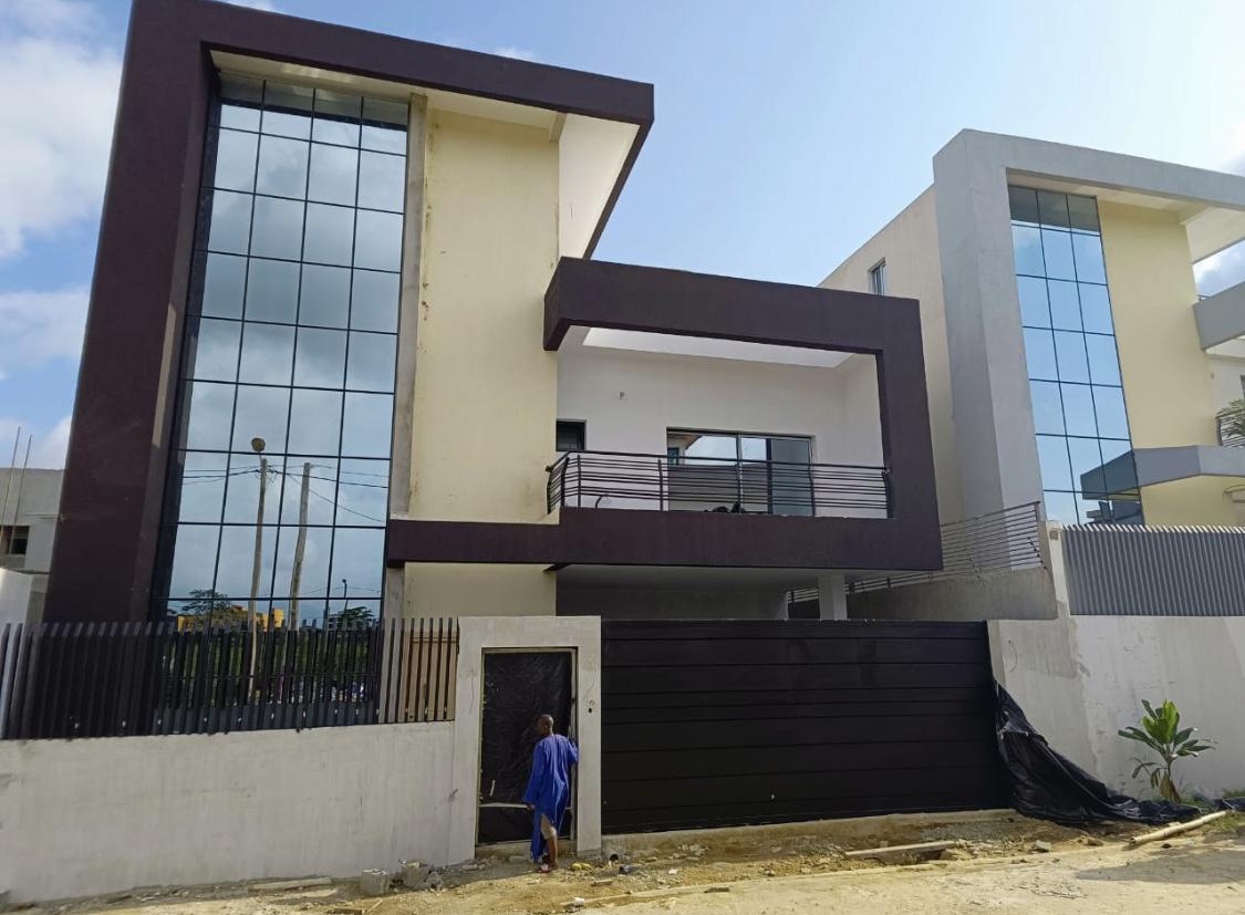 Vente d'une Maison / Villa de 7 pièce(s) à 350.000.000 FCFA : Abidjan-Cocody-Angré (Angre 8)