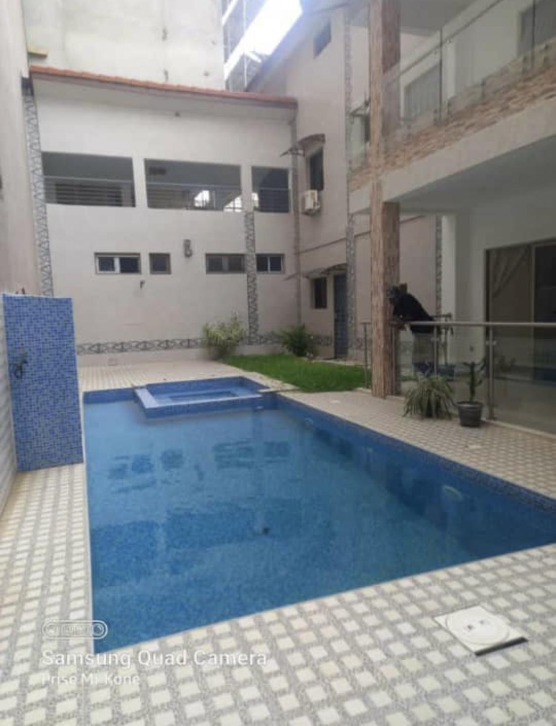 Vente d'une Maison / Villa de 7 pièce(s) à 500.000.000 FCFA : Abidjan-Cocody-Angré (Angre chu )