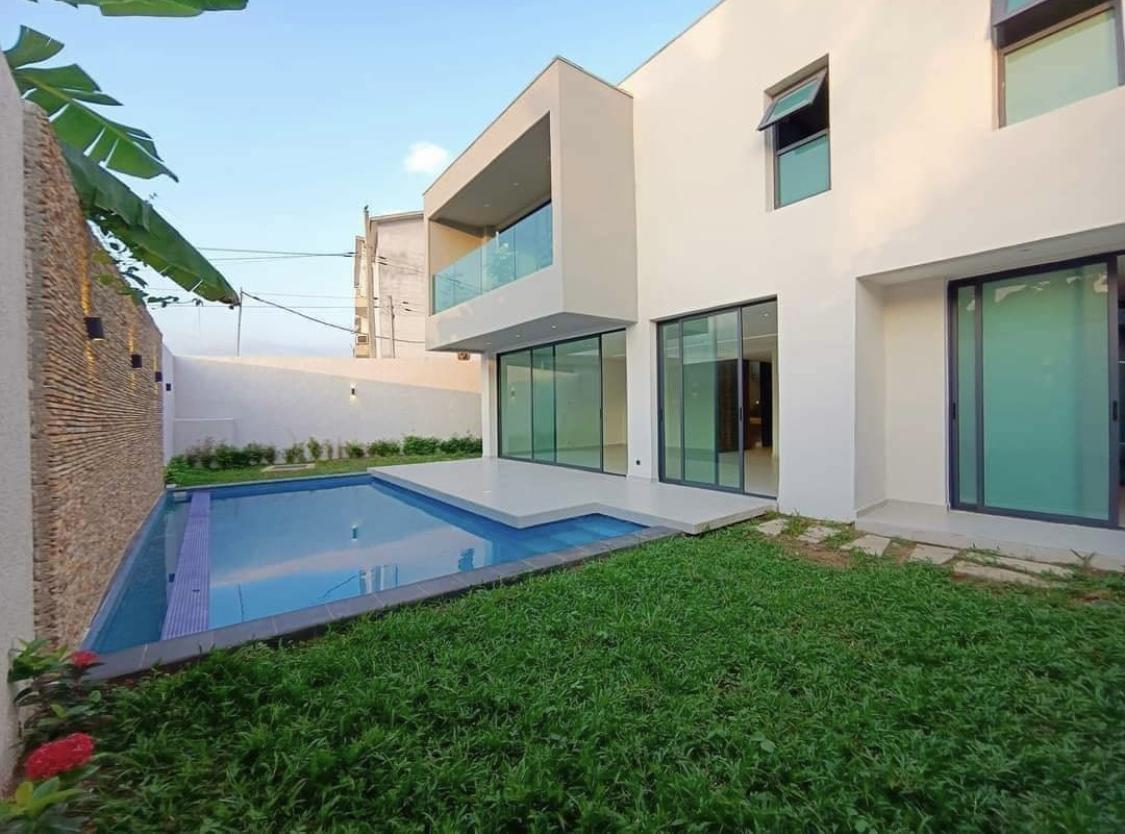 Vente d'une Maison / Villa de 7 pièce(s) à 300.000.000 FCFA : Abidjan-Cocody-Riviera (Cocody abatta )