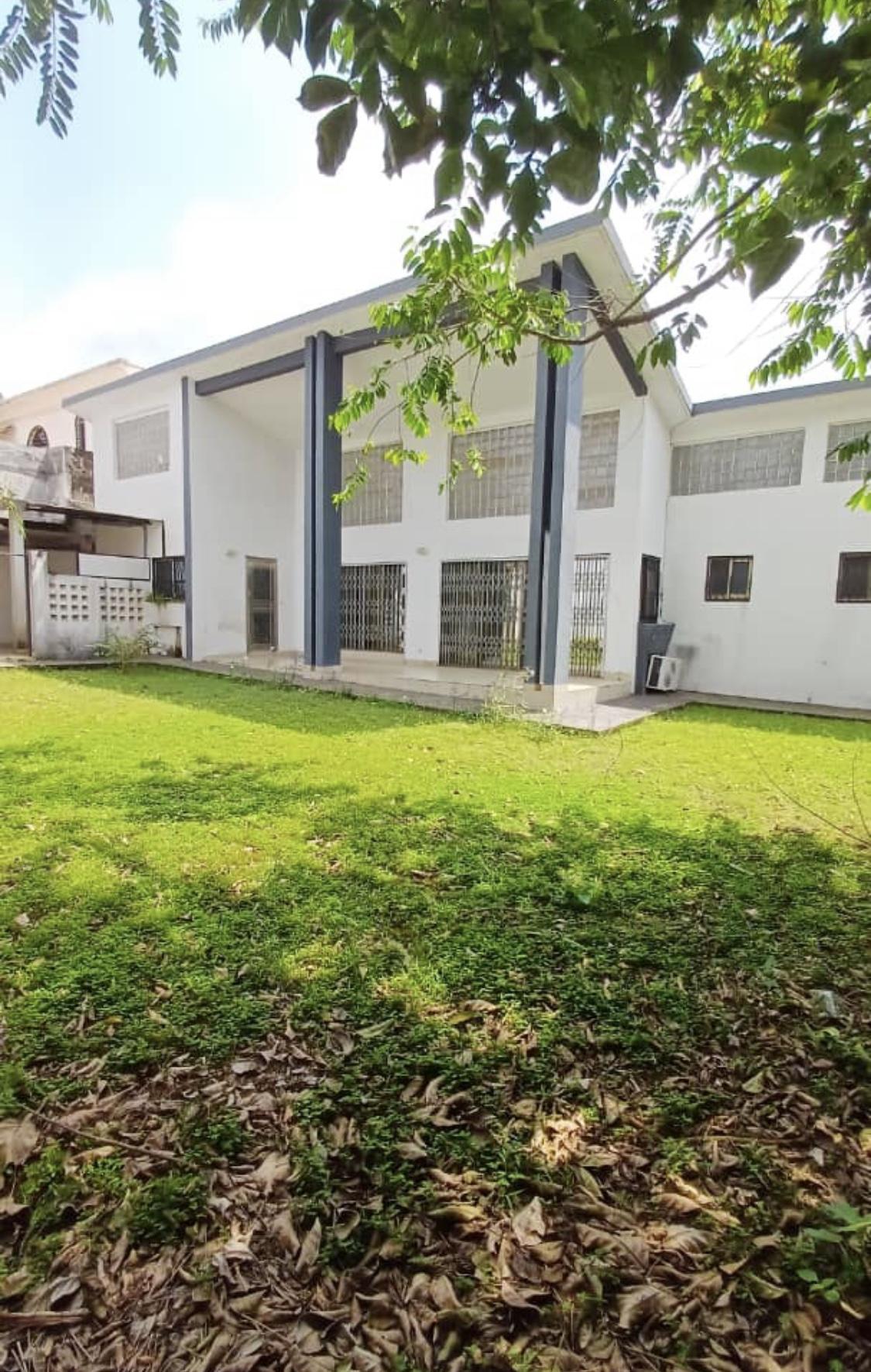 Vente d'une Maison / Villa de 8 pièce(s) à 350.000.000 FCFA : Abidjan-Cocody-Angré (Angre 8)