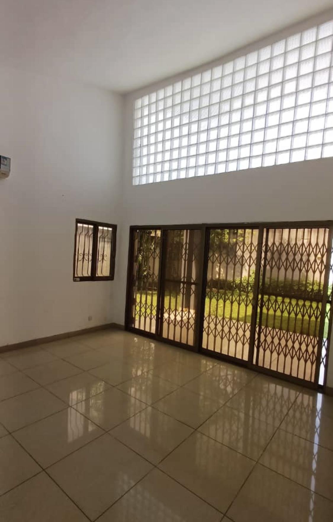 Vente d'une Maison / Villa de 8 pièce(s) à 350.000.000 FCFA : Abidjan-Cocody-Angré (Angre 8)