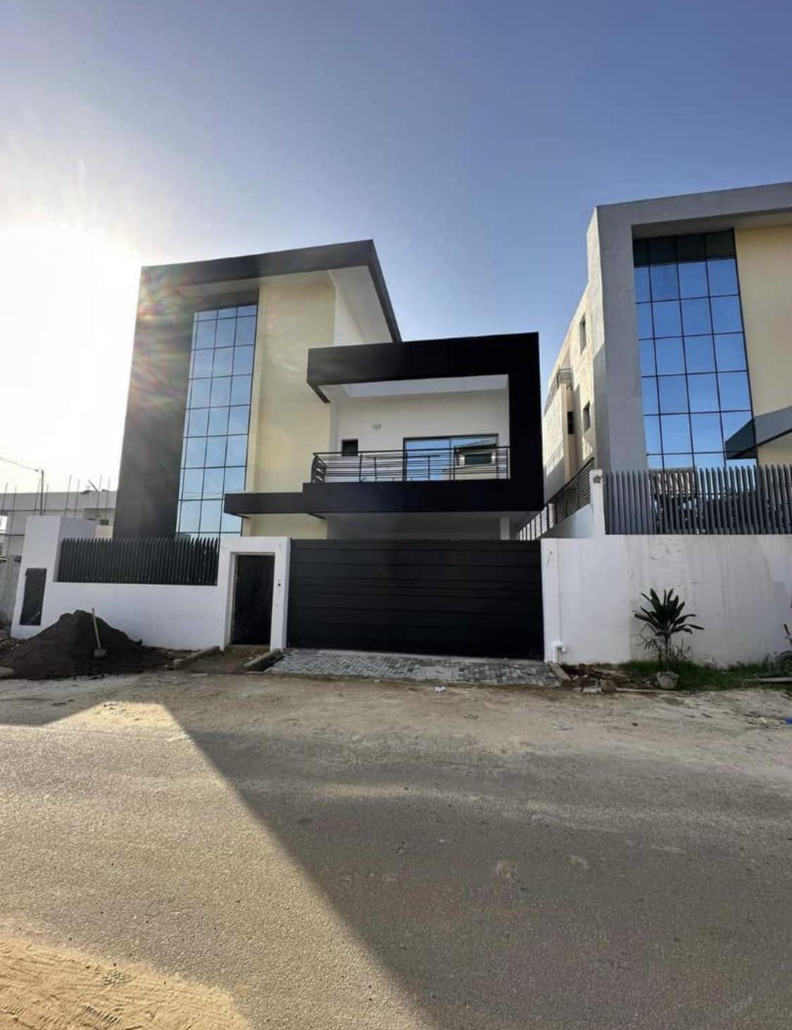Vente d'une Maison / Villa de 6 pièce(s) à 350.000.000 FCFA : Abidjan-Cocody-Angré (Angre 8)