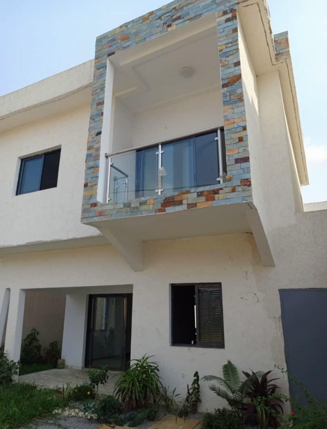 Vente d'une Maison / Villa de 6 pièce(s) à 160.000.000 FCFA : Abidjan-Cocody-Angré (Cité sir )