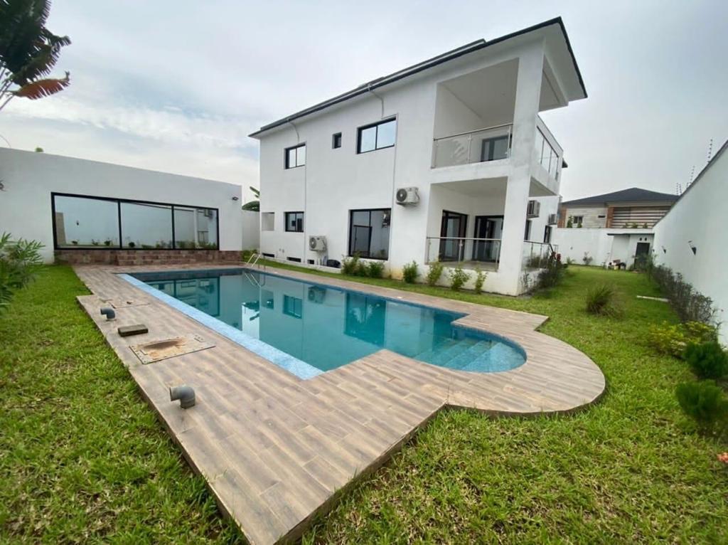 Location d'une Maison / Villa de 9 pièce(s) à 4.000.000 FCFA : Abidjan-Cocody-Riviera (Rivera 3)