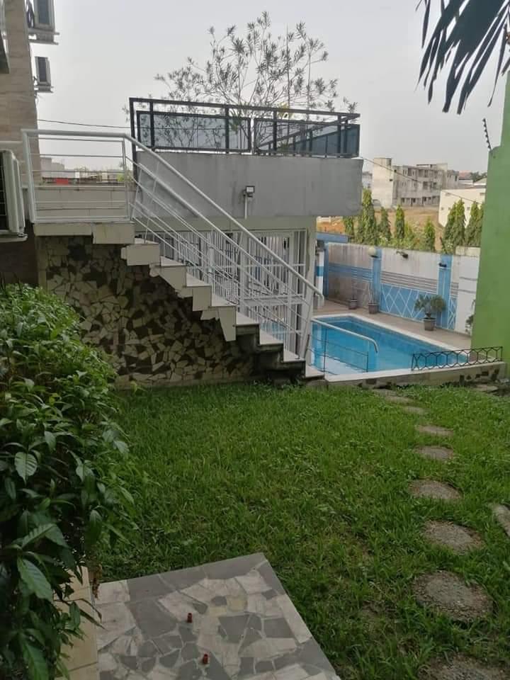 Vente d'une Maison / Villa de 11 pièce(s) à 350.000.000 FCFA : Abidjan-Cocody-Angré (Angre 8)