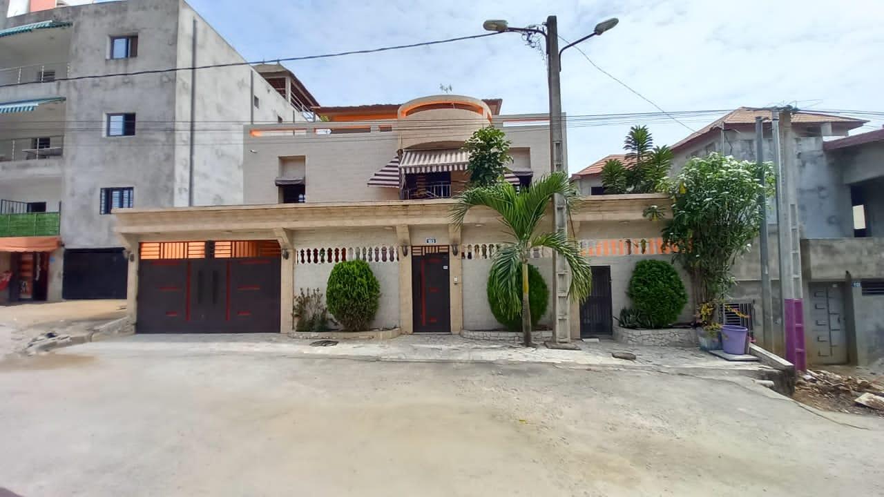 Vente d'une Maison / Villa de 6 pièce(s) à 260.000.000 FCFA : Abidjan-Cocody-Riviera (Abatta )