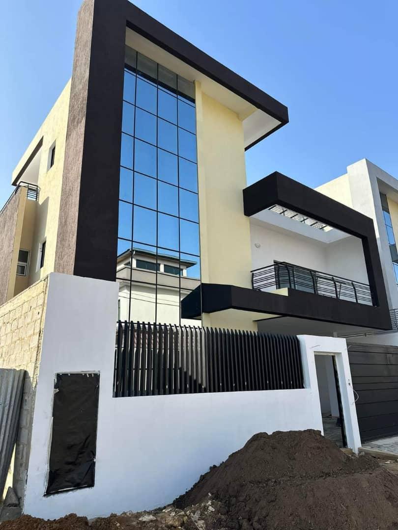Vente d'une Maison / Villa de 7 pièce(s) à 280.000.000 FCFA : Abidjan-Cocody-Angré (Angre 8)