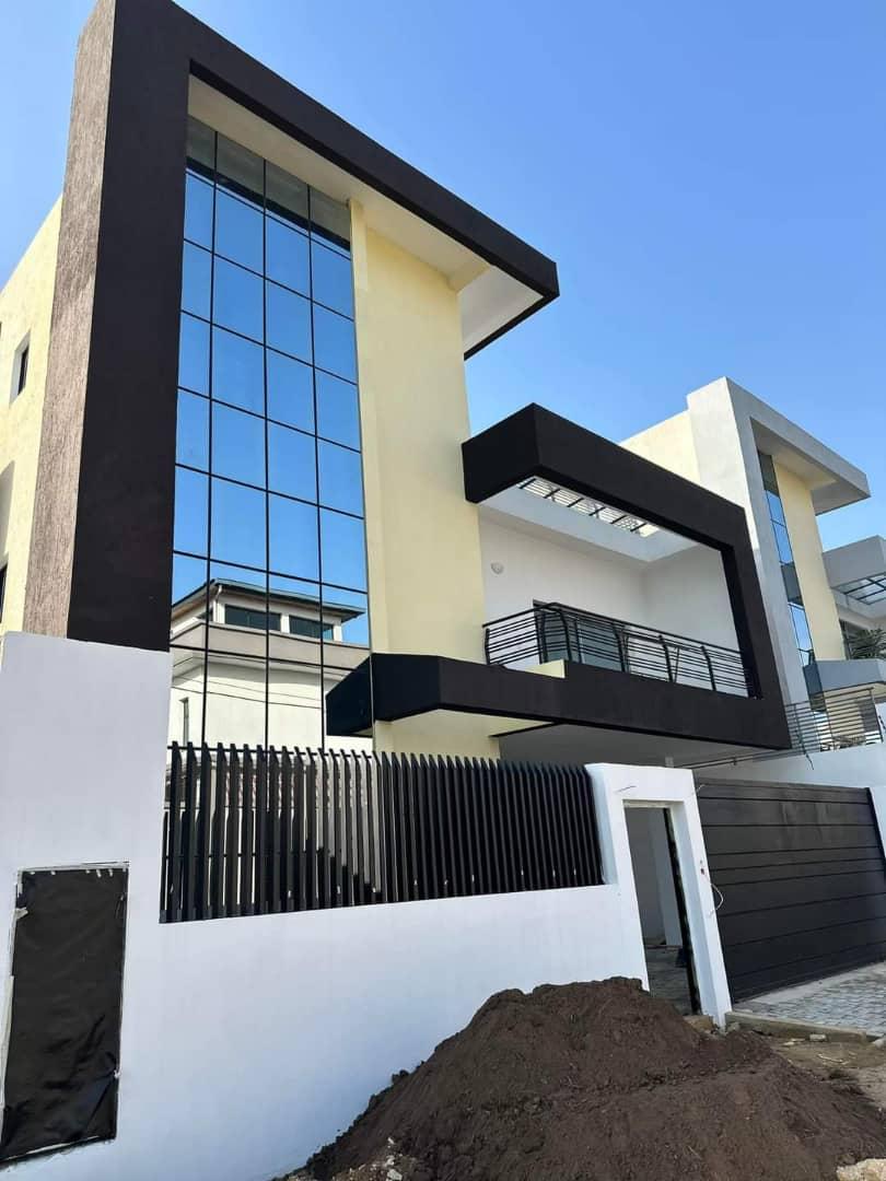 Vente d'une Maison / Villa de 7 pièce(s) à 280.000.000 FCFA : Abidjan-Cocody-Angré (Angre 8)