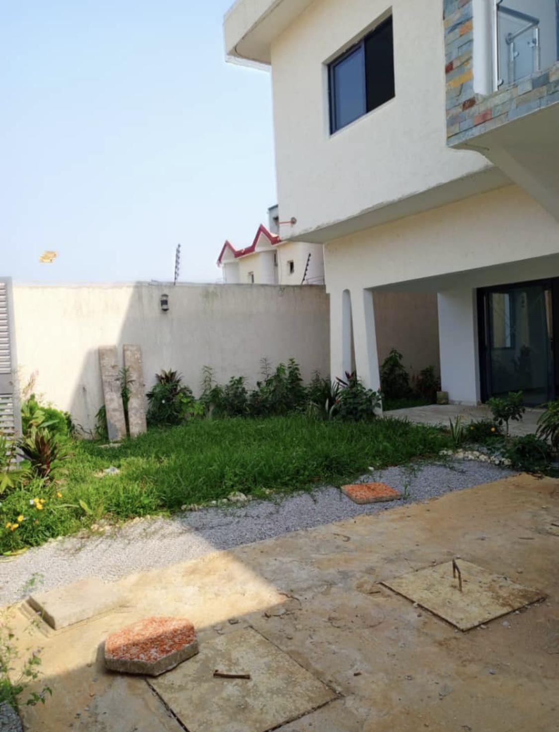 Vente d'une Maison / Villa de 6 pièce(s) à 160.000.000 FCFA : Abidjan-Cocody-Riviera (Cite sir )