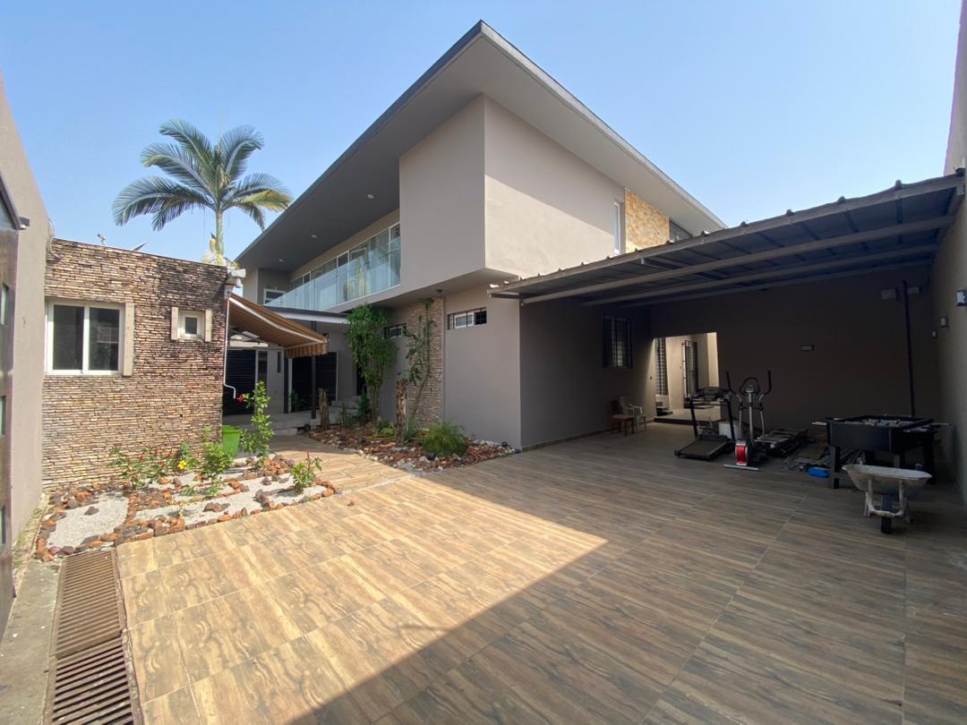 Vente d'une Maison / Villa de 10 pièce(s) à 2.000.000.000 FCFA : Abidjan-Cocody-Riviera (golf 4)