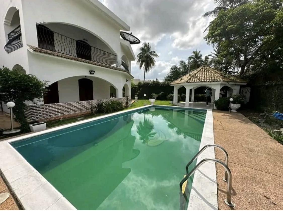 Vente d'une Maison / Villa de 16 pièce(s) à 490.000.000 FCFA : Abidjan-Cocody-2 Plateaux (Vallon )