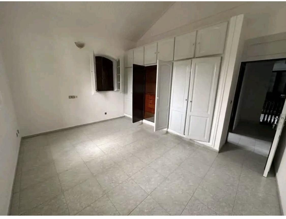 Vente d'une Maison / Villa de 16 pièce(s) à 490.000.000 FCFA : Abidjan-Cocody-2 Plateaux (Vallon )