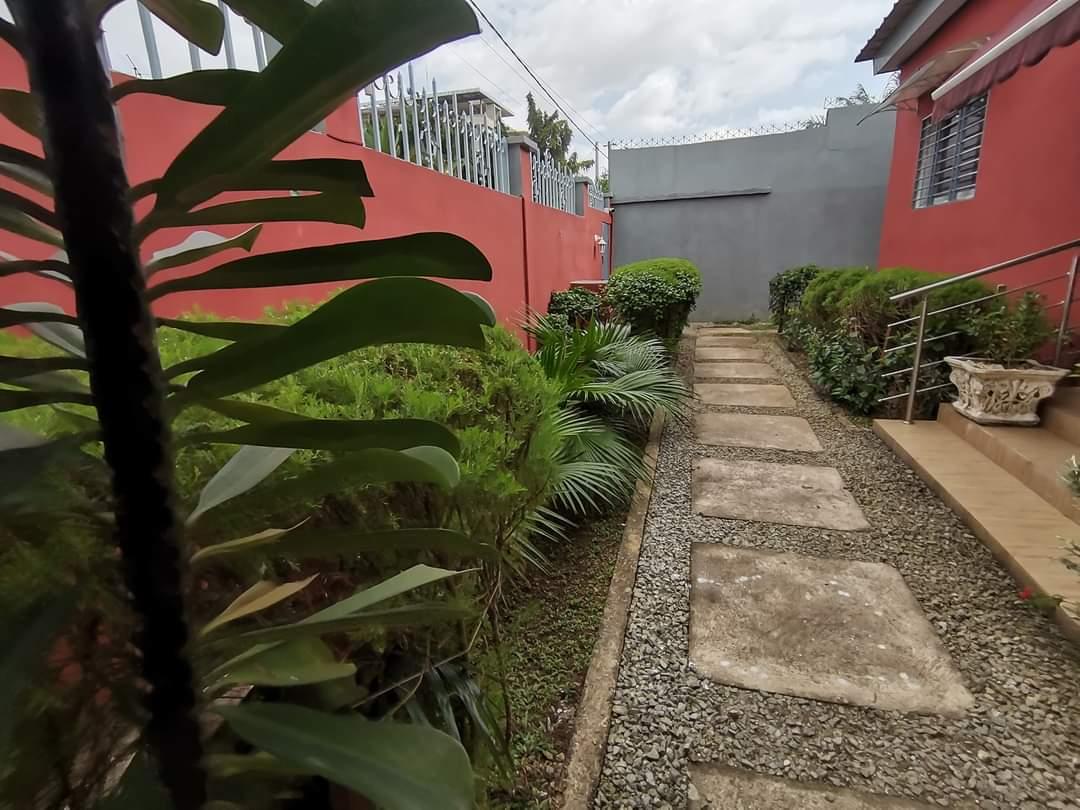 Vente d'une Maison / Villa de 5 pièce(s) à 550.000.000 FCFA : Abidjan-Cocody-Riviera (Rivera bounoumin )