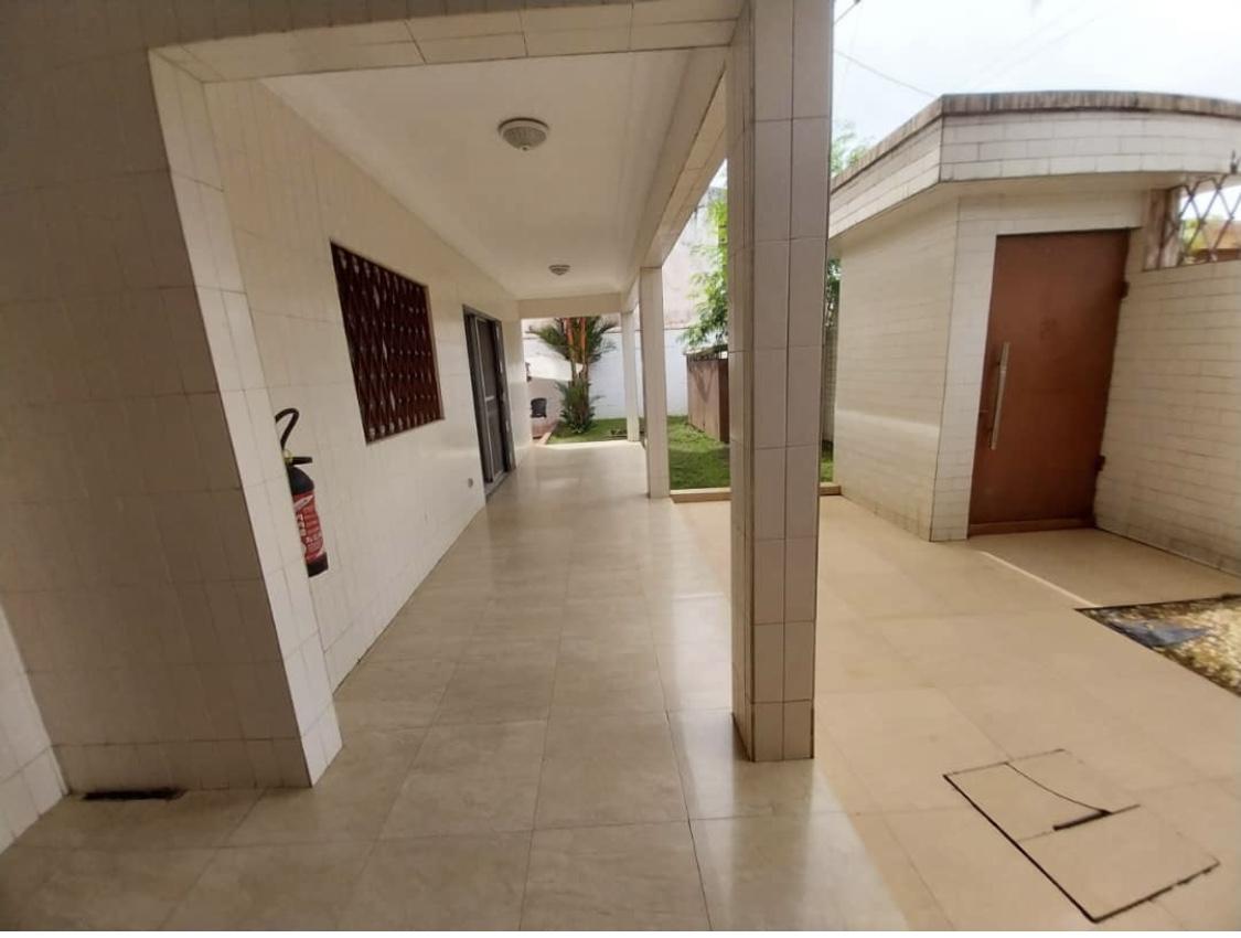 Vente d'une Maison / Villa de 8 pièce(s) à 325.000.000 FCFA : Abidjan-Cocody-Riviera (Rivera ATCI )