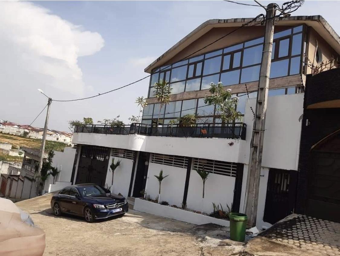 Vente d'une Maison / Villa de 11 pièce(s) à 350.000.000 FCFA : Abidjan-Cocody-Angré (Cocody 8)