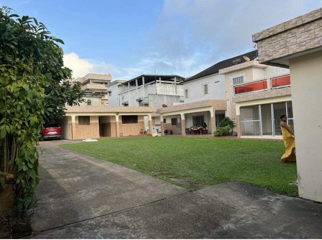 Vente d'une Maison / Villa de 10 pièce(s) à 450.000.000 FCFA : Abidjan-Cocody-Riviera (Cocody abatta )