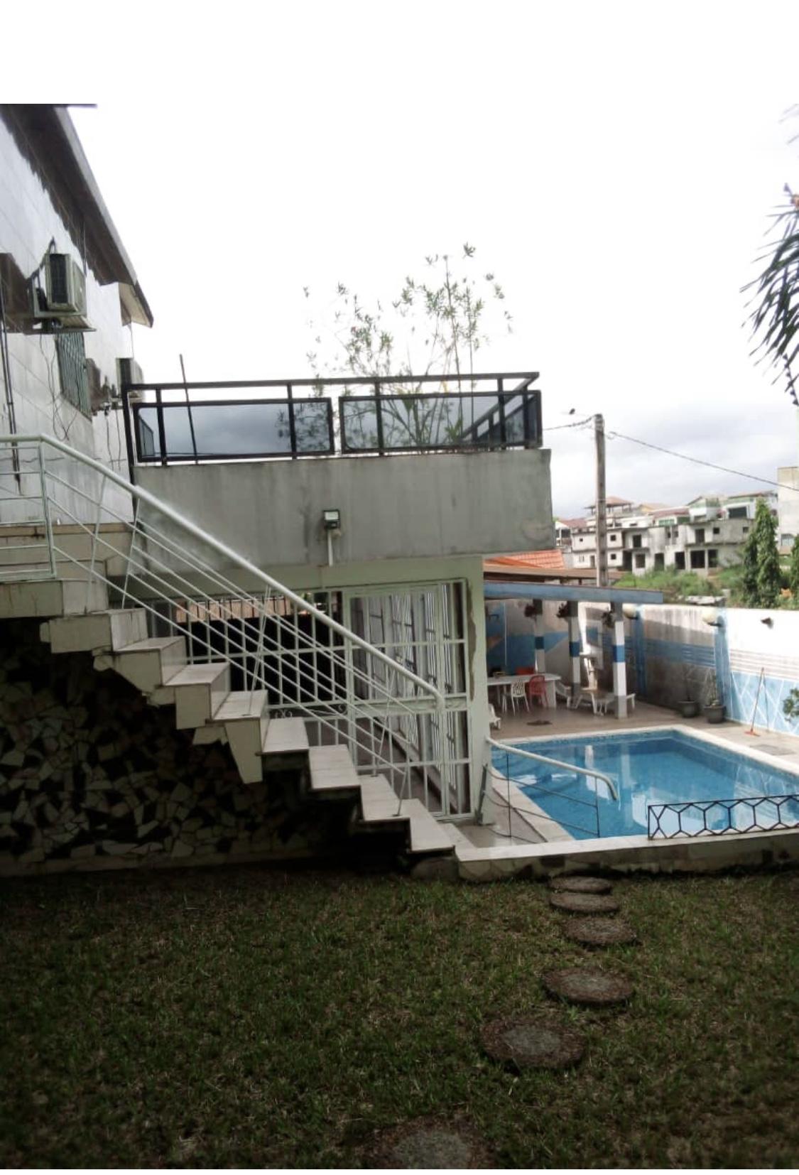 Vente d'une Maison / Villa de 11 pièce(s) à 350.000.000 FCFA : Abidjan-Cocody-Angré (Angre 8)