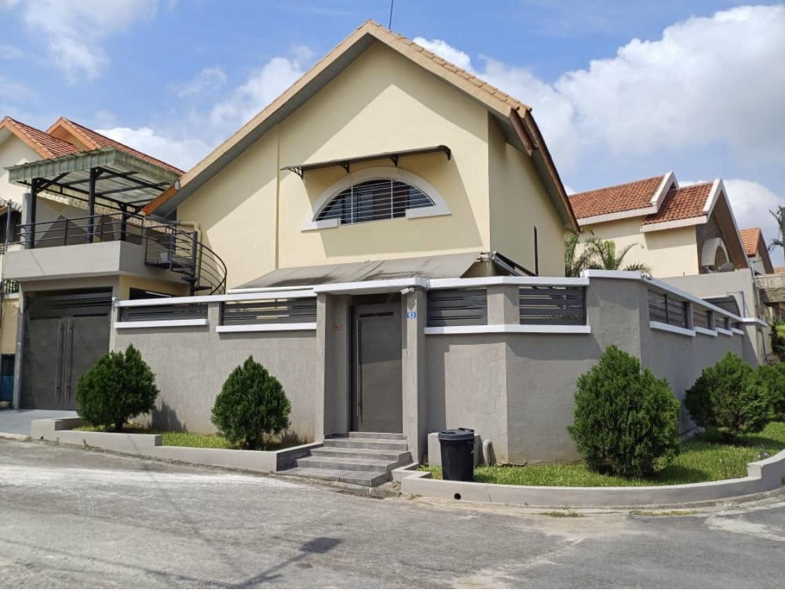 Location d'une Maison / Villa de 7 pièce(s) à 2.500.000 FCFA : Abidjan-Cocody-Angré (Angre 8)