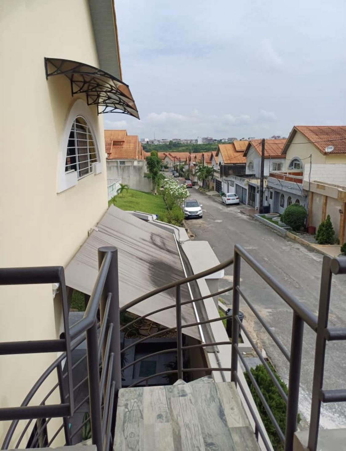 Location d'une Maison / Villa de 7 pièce(s) à 2.500.000 FCFA : Abidjan-Cocody-Angré (Angre 8)