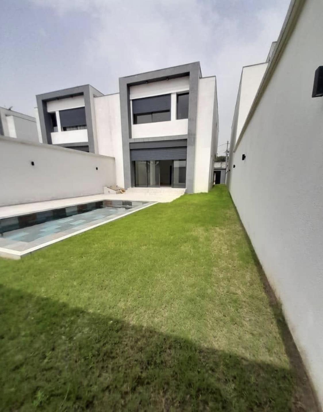 Location d'une Maison / Villa de 4 pièce(s) à 2.500.000 FCFA : Abidjan-Cocody-Riviera (Rivera golf 4)