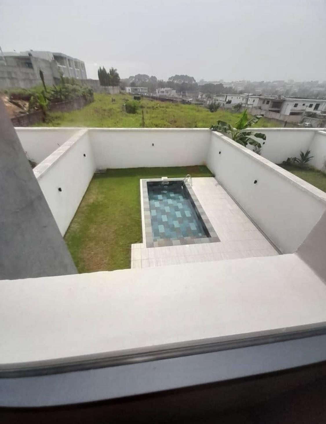Location d'une Maison / Villa de 4 pièce(s) à 2.500.000 FCFA : Abidjan-Cocody-Riviera (Rivera golf 4)