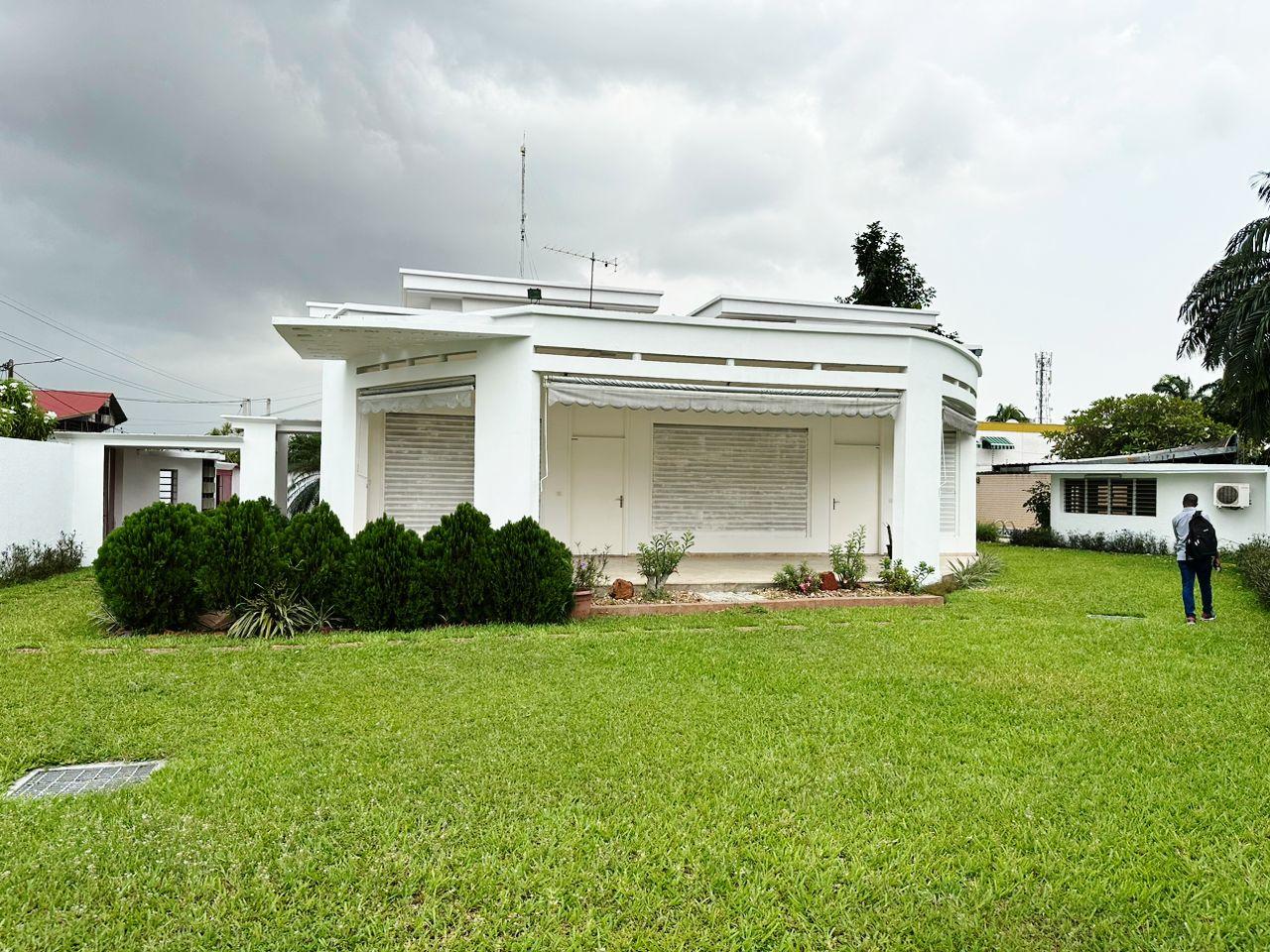 Location d'une Maison / Villa de 12 pièce(s) à 3.500.000 FCFA : Abidjan-Cocody-2 Plateaux (Cocody vallon )
