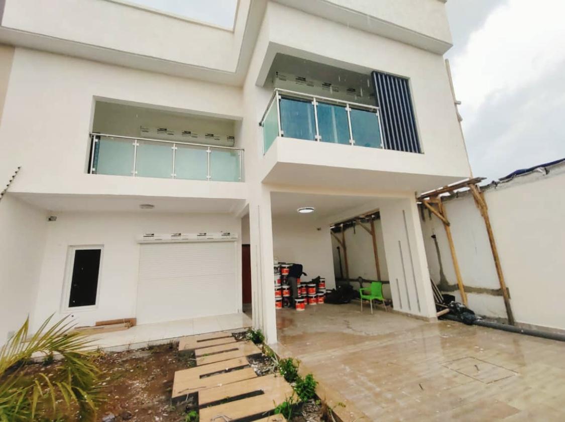 Vente d'une Maison / Villa : Abidjan-Cocody-Angré (Angre chu )