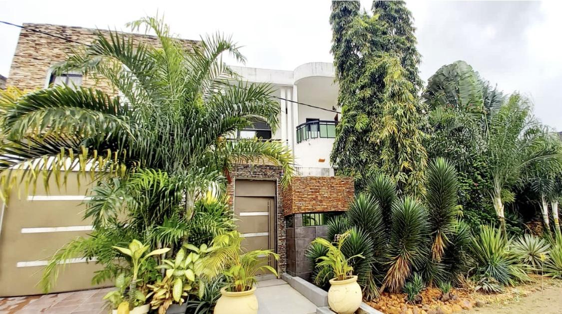 Vente d'une Maison / Villa de 14 pièce(s) à 700.000.000 FCFA : Abidjan-Cocody-Angré (Angre chu )