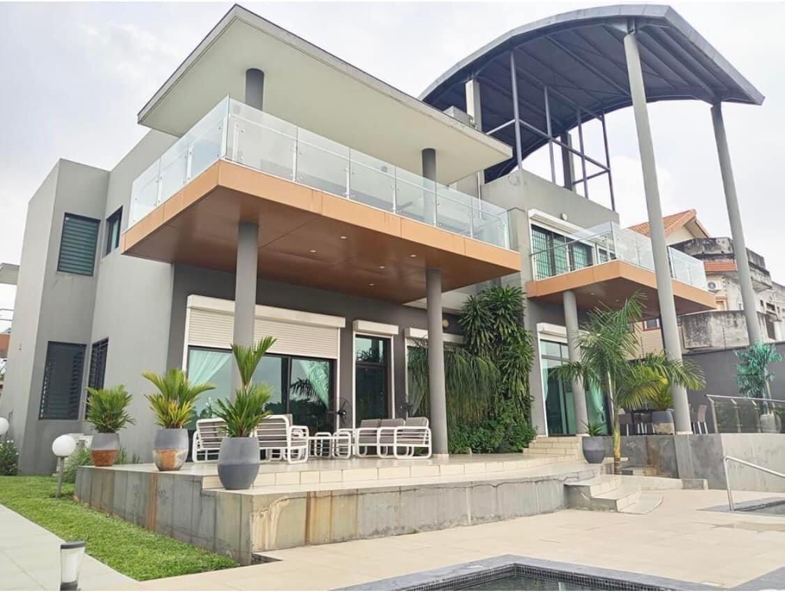 Vente d'une Maison / Villa de 17 pièce(s) à 1.800.000.000 FCFA : Abidjan-Cocody-2 Plateaux (Cocody vallon )
