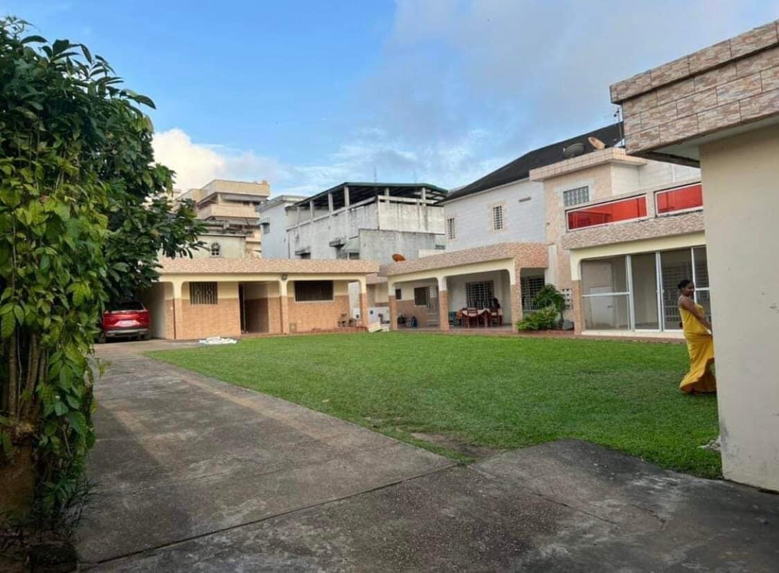 Vente d'une Maison / Villa de 10 pièce(s) à 450.000.000 FCFA : Abidjan-Cocody-Riviera (Abatta )