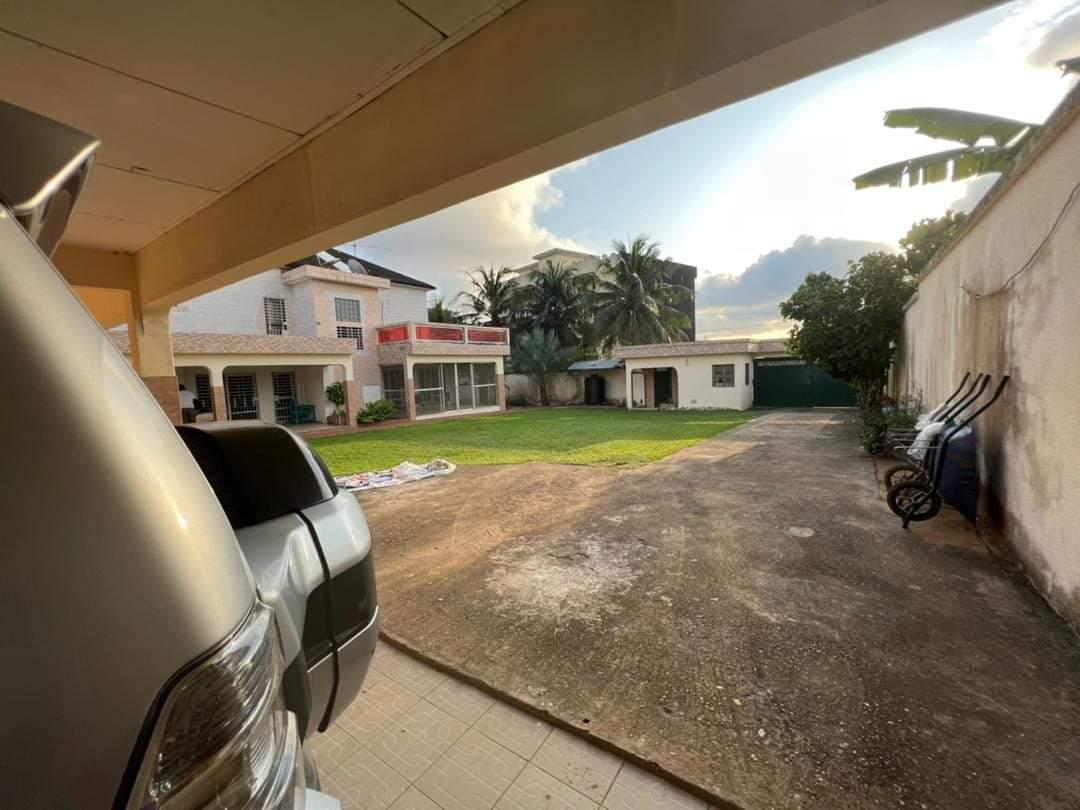 Vente d'une Maison / Villa de 9 pièce(s) à 450.000.000 FCFA : Abidjan-Cocody-Riviera (Abatta )