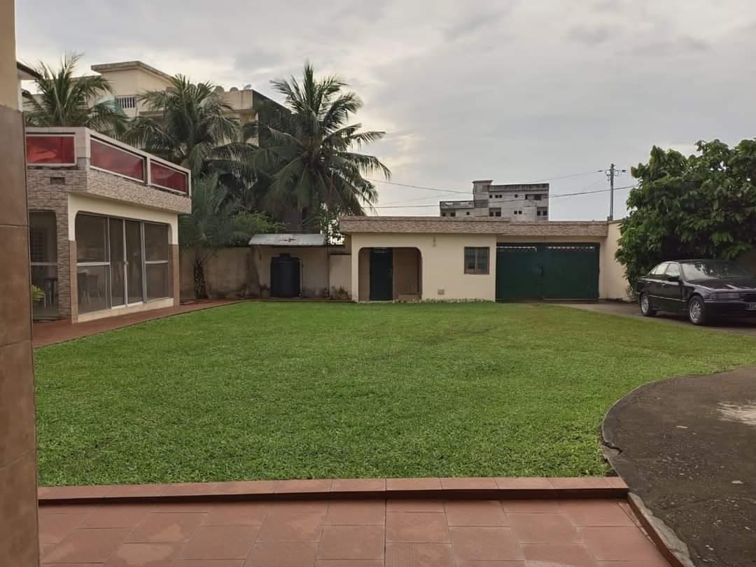 Vente d'une Maison / Villa de 9 pièce(s) à 450.000.000 FCFA : Abidjan-Cocody-Riviera (Abatta )