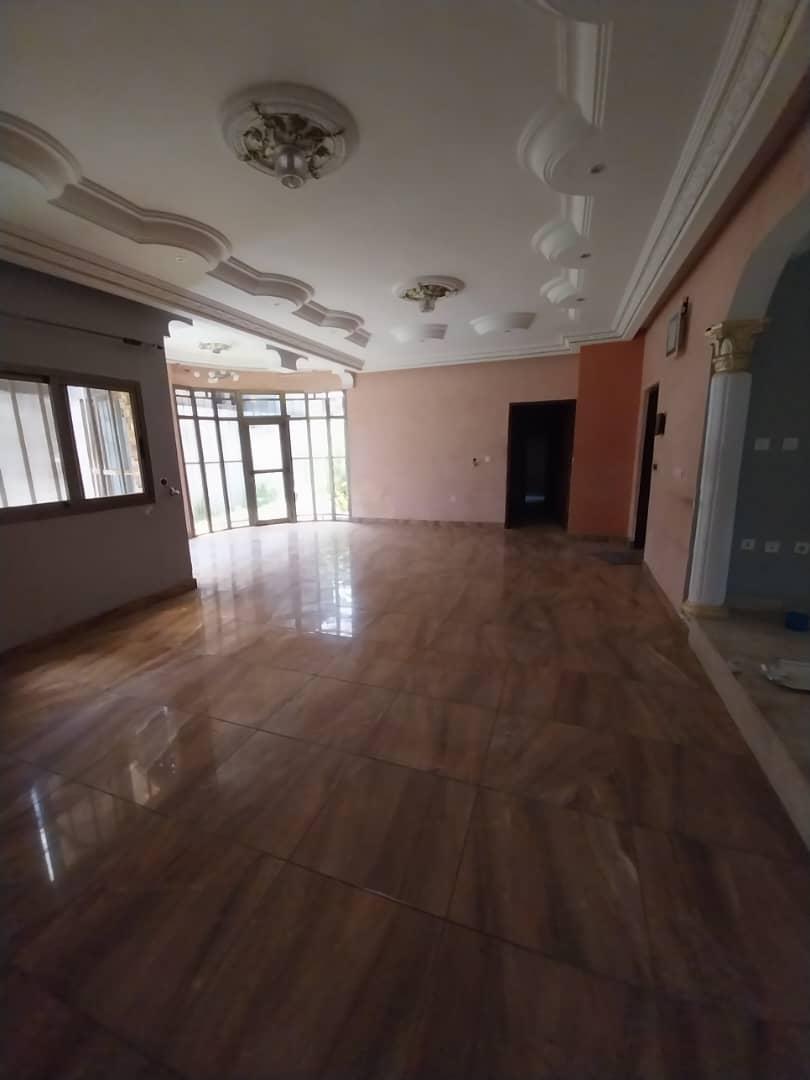 Location d'une Maison / Villa de 7 pièce(s) à 1.500.000 FCFA : Abidjan-Cocody-Riviera (Abatta)